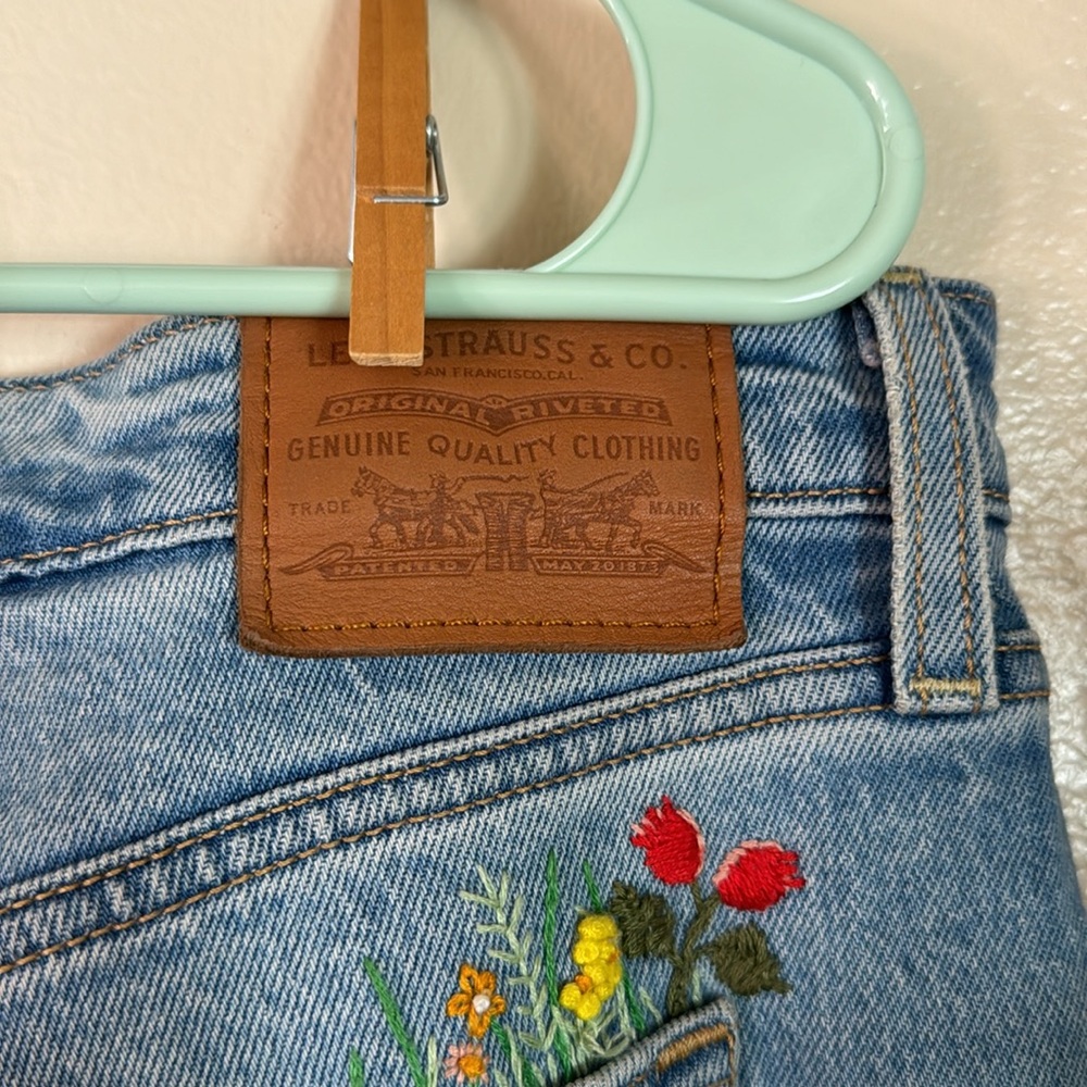 Embroidered Pocket Levi High Waitsted Jeans